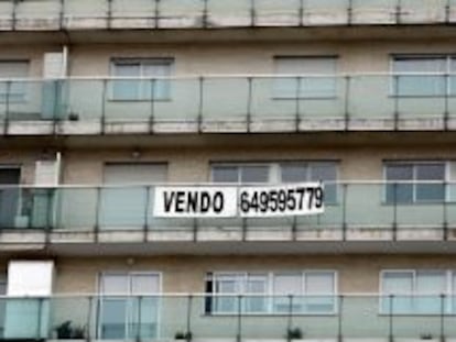 Un cartel anuncia la venta de una vivienda.