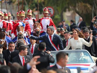 El presidente Mario Abdo Benítez y la primera dama, Silvana López Moreira, saludan a la multitud tras la toma de posesión del mando en el Congreso paraguayo.