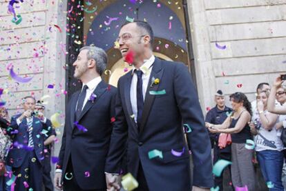 Los novios, Jaume Collboni (izquierda) y Óscar Cornejo (derecha) a la salida del Ayuntamiento.