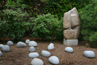 <b>Las piedras de </b><i>Practice rocks in placement</i> (1982-1983) y la escultura <i>Indian dancer</i> (1965-1966) en el jardín del Museo Noguchi, en Long Island City (Nueva York).