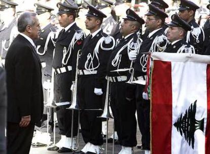 El nuevo presidente de Líbano, Michel Suleimán, pasa revista a la guardia de honor a su llegada al Parlamento en Beirut.