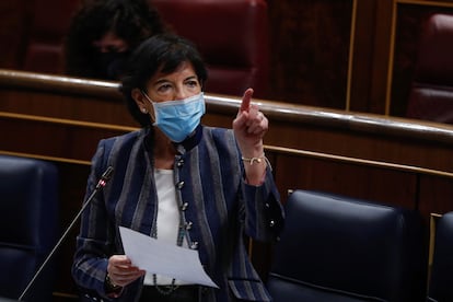 La ministra de Educación, Isabel Celaá, en el Congreso.