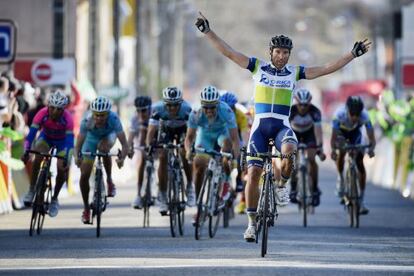 Michael Albasini celebra su victoria de etapa
