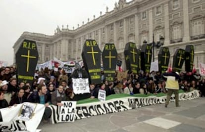 La Plaza de Oriente ha sido uno de los múltiples escenarios elegidos por los manifestantes para pedir la retirada de la Ley de Universidades. 
(EFE)