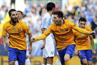 El delantero argentino del FC Barcelona Leo Messi (d) celebra su gol, el segundo del equipo ante el Málaga.