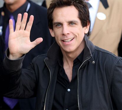 Otros artistas han optado por recaudar contribuciones por medio de la telefonía móvil. Así lo hizo el músico de hip-hop haitiano Wyclef Jean y el actor estadounidense Ben Stiller, que ha estado reuniendo donativos a través de la ONG Save the Children.