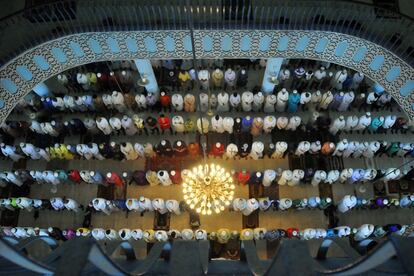 Fieles musulmanes hoy en la mezquita de Daca, en Bangladesh.