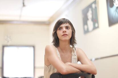 Valeria Luiselli, fotografiada en el Café Barbieri de Madrid en 2011, poco después de la publicación de 'Papeles falsos'.