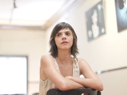 Valeria Luiselli, fotografiada en el Café Barbieri de Madrid en 2011, poco después de la publicación de 'Papeles falsos'.