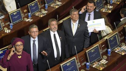 Membros do partido oriundo das FARC, entre eles Victoria Sandino e Pablo Catatumbo (da esq. para a dir.), no Congresso colombiano.