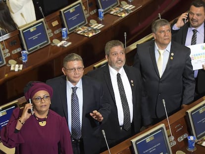 Membros do partido oriundo das FARC, entre eles Victoria Sandino e Pablo Catatumbo (da esq. para a dir.), no Congresso colombiano.