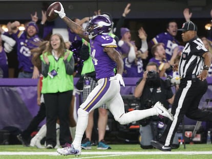 El receptor Stefon Diggs captura el balón durante contra Saints.