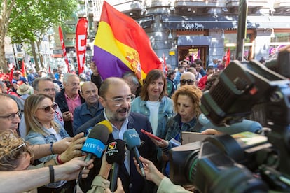 El presidente de Aragón, Javier Lambán, no renuncia a la celebración de unos juegos olímpicos de invierno en el Pirineo, en pie de igualdad con Navarra y Cataluña, y por eso propone retomar las conversaciones con “un folio en blanco”. Una propuesta que remitió el pasado mes de febrero a la presidenta de Navarra, María Chivite, y al titular de la Generalitat de Cataluña, Pere Aragonès, tras conocer que “ningún país había concurrido a la convocatoria del COI para organizarlos”, según manifestó tras participar en la manifestación del Primero de Mayo en Zaragoza. La fallida candidatura que negociaban Aragón y Cataluña fue descartada después de que la primera se sintiera discriminada con las pruebas que se le asignaban.