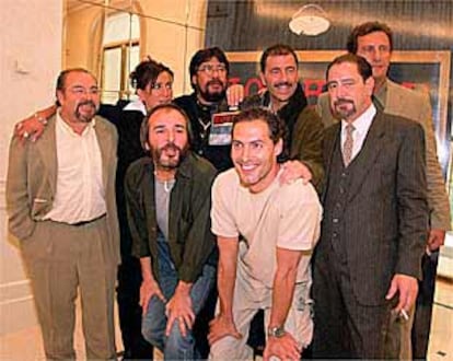 Luis Sepúlveda (en el centro, detrás, con barba y gafas), junto a actores y productores del filme.