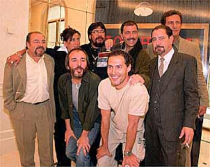 Luis Sepúlveda (en el centro, detrás, con barba y gafas), junto a actores y productores del filme.