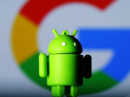 Impresi&oacute;n 3D del logo de Android junto al logo de Google. 