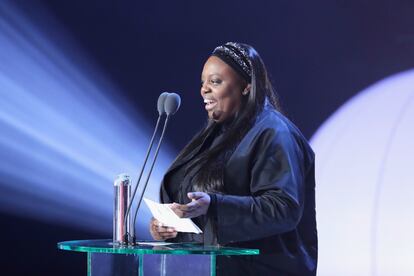 Pat McGrath acepta el premio Isabella Blow durante la gala de los Fashion Awards 2017.