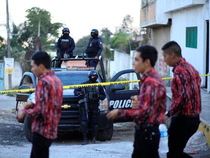 La policía resguarda la casa donde la Marina abatió al H2.