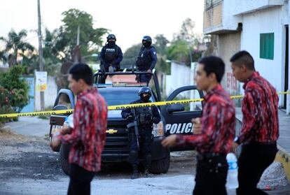 La policía resguarda la casa donde la Marina abatió al H2.