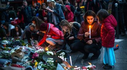 Vigilia ante los restaurantes que fueron blanco de los ataques yihadistas del 13 de noviembre en Par&iacute;s.