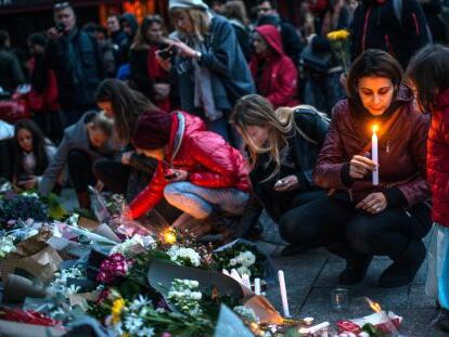 Vigilia ante los restaurantes que fueron blanco de los ataques yihadistas del 13 de noviembre en Par&iacute;s.