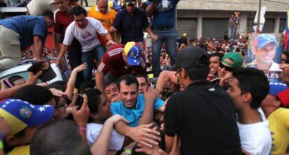 Capriles, con sus seguidores, en Maracay.