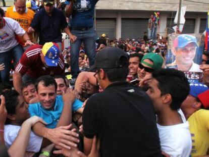 Capriles, con sus seguidores, en Maracay.