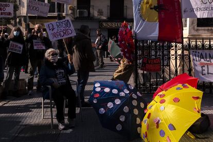 Las aceras quedarían reservadas para el tránsito y los comercios con local fijo. De este modo, el mercado se desdoblaría, con dos espacios y dos medidas distintas de prevención contra el virus. En la imagen, protesta de los comerciantes, el 1 de noviembre.