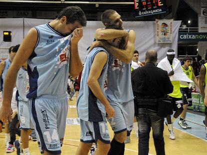 Los jugadores del Breogán se abrazan tras ganar, el pasado sábado, al Tarragona.