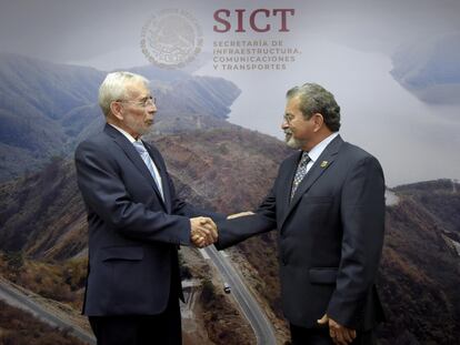 El secretario de Infraestructura, Comunicaciones y Transportes, Jorge Arganis Díaz-Leal (izquierda), saluda al nuevo director del aeropuerto de Ciudad de México, Carlos Ignacio Velázquez Tiscareño.