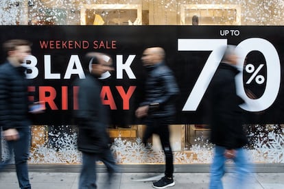 Cartel de Black Friday en una calle de Londres (Reino Unido).