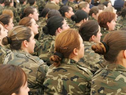 Mujeres militares durante un acto en la base de El Goloso (Madrid). 