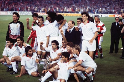 El presidente del Milan, Silvio Berlusconi, celebra con los jugadores la victoria la final de la Copa de la Liga de Campeones al Steaua de Bucarest (0-4) el 24 de mayo de 1989 en Barcelona. Antes del partido, Berlusconi pisó el césped del Camp Nou y 97.000 espectadores le jalearon. En semifinales, el Milan había destrozado con un 5-0 al Real Madrid de la Quinta del Buitre. Berlusconi estuvo al frente del club 31 años, desde 1986 hasta 2017. Con el apoyo económico de Berlusconi, entrenadores como Arrigo Sacchi, Fabio Capello y Carlo Ancelotti crearon el mejor Milan de su historia, con 29 títulos (cinco Copas de Europa y ocho ligas italianas)y siete Balones de Oro. En 2017, vendió el club a un empresario chino por 740 millones de euros.