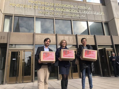 El médico Enrique de Madaria, la presidenta de la Asociación Cáncer de Páncreas, Cristina Sandín, y la paciente Mamen Borreguero entregan las firmas en el Ministerio de Ciencia.