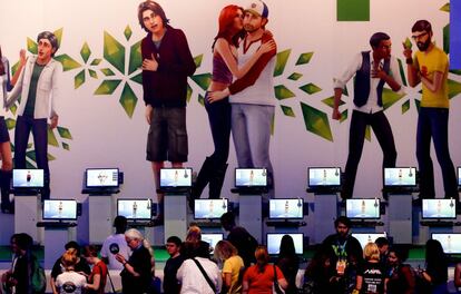 Visitantes de Gamescom jugando a los Sims 4