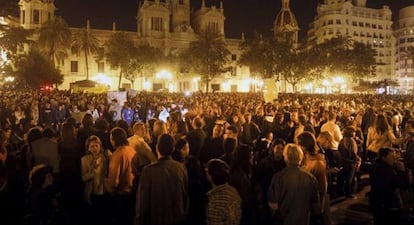 Miles de personas protestan en Valencia.