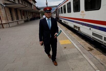 Un revisor del tren realiza las últimas comprobaciones antes de la salida del Expreso del Este en la ciudad de Erzincan (Turquía).