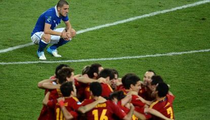 Los jugadores celebran la victoria ante Bonucci.