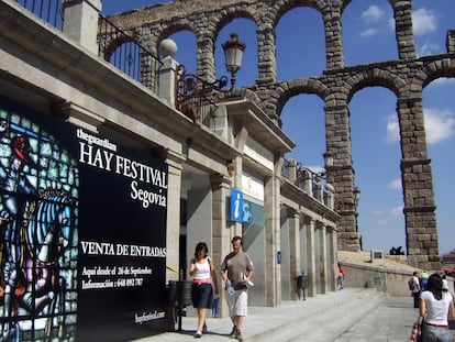 Cartel del Hay Festival de Segovia con el acueducto al fondo foto de promocion.