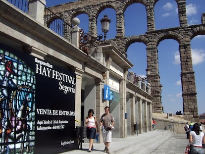 Cartel del Hay Festival de Segovia en la edición de 2020, con el acueducto al fondo.
