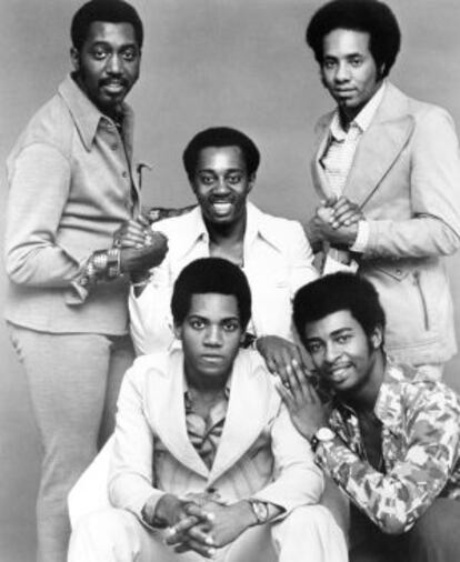 The Temptations con los recientemente fallecidos Otis 'Damon Harris (a la izquierda, en primer plano) y Richard Street (de pie, a la derecha).