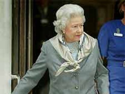 Isabel II, al salir del hospital tras la operación.