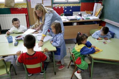 Escuela con alumnos de distintas edades en Teo.