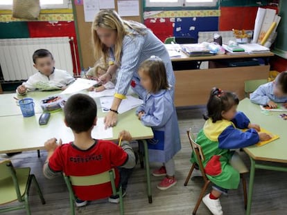 Escuela con alumnos de distintas edades en Teo.