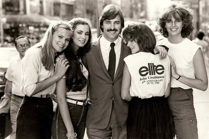 John Casablancas, fundador de la agencia Elite con la que creó el término de "supermodelo", en las calles de Nueva York en 1981.