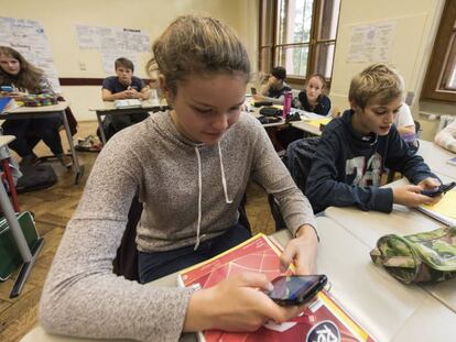 Los estudiantes pueden seguir trabajando fuera del horario escolar gracias a su teléfono.