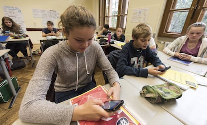 Los estudiantes pueden seguir trabajando fuera del horario escolar gracias a su teléfono.