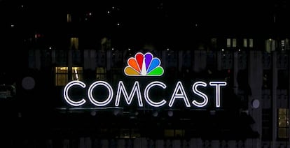 Logo de Comcast en lo m&aacute;s alto de un edificio neoyorquino, en julio pasado.