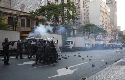 Policiais atiram bala de borracha contra manifestantes, que atiram coco na direção deles. Ao menos seis pessoas, entre elas dois policiais, uma grávida e uma criança ficaram feridas sem gravidade.