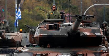 Tanques griegos en un desfile militar en Atenas.